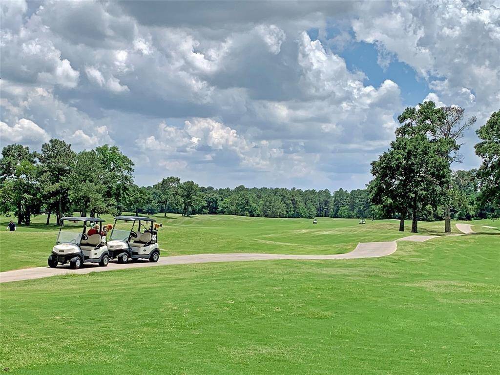 Amenity rich Gleannloch Farms features almost too many resident amenities to count.   Among them include this semi-private 27-hole golf club.