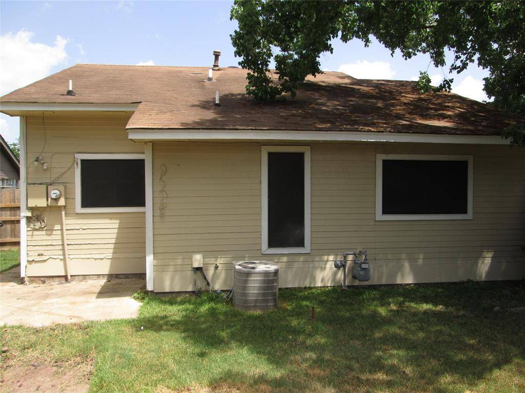 Storage closet attached in back yard. Large storage shed also not shown