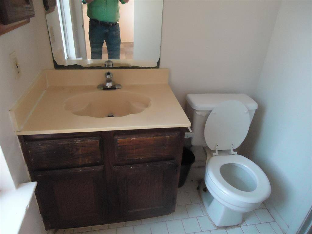 entry to jack and jill or hollywood bath from primary bedroom or hallway