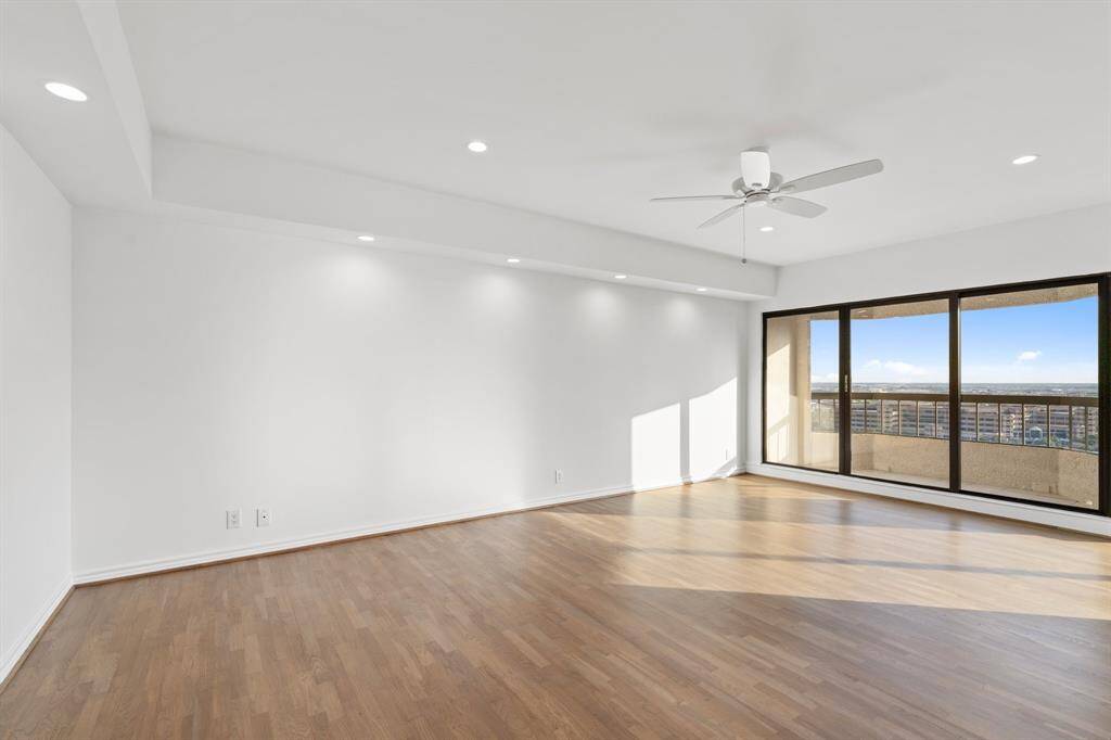 Spacious living room with access to the balcony.