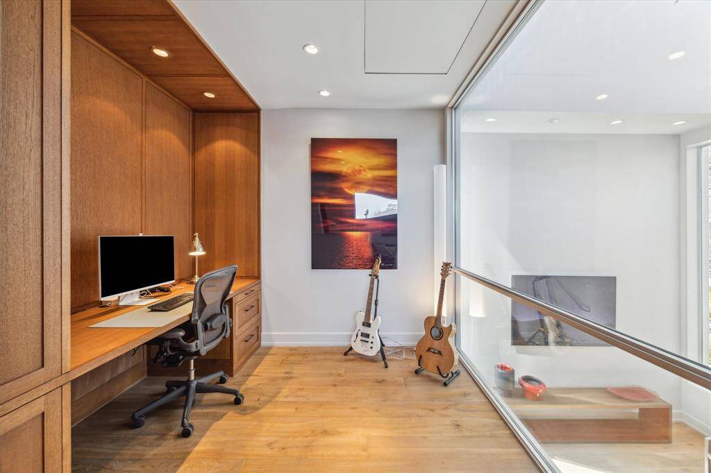 The upstairs living space is great for your kids to enjoy, family movie night or just chill listening to your favorite music!