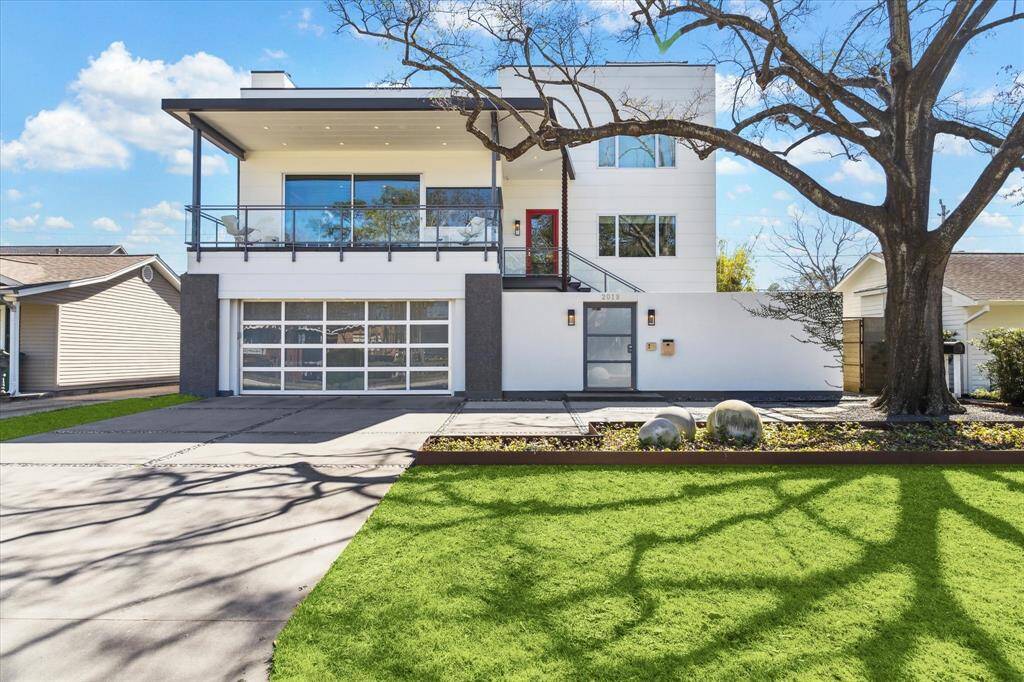 The 4-6 car garage, built with car lifts in mind, to secure an impressive 6-10 car collection can also be very happy being home to two vehicles. This configuration also provides extra entertainment space. A plunge or cocktail pool could easily be added.