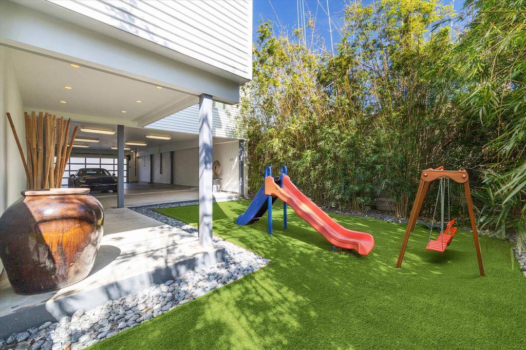 Should you be interested in one or both of the other two properties 2019, 2023 and 2103 Du Barry offer a very unique option for a buyer. Home for your parents? Have out of town guests that stay for long periods of time? Want rental property close by?  You get to decide.