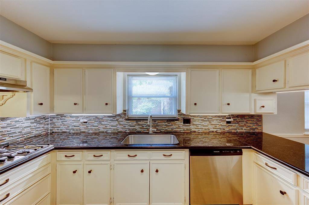 Kitchen with plenty of cabinets and counter space