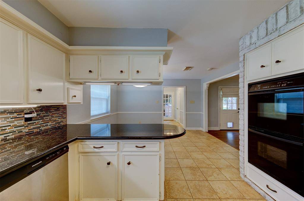 Kitchen open to the breakfast area