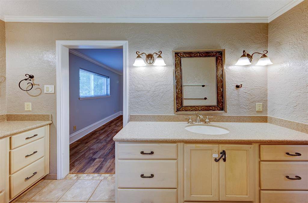 Primary bathroom with 2 sinks, on separate walls
