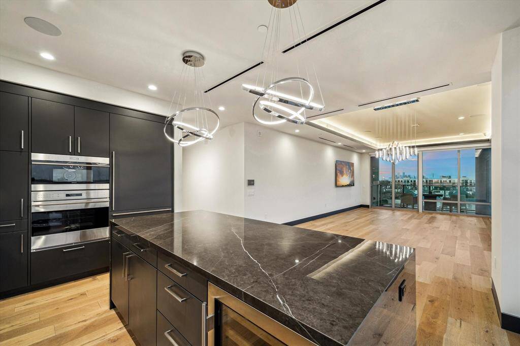 Experience the openness of the room, featuring ample space, abundant light, and a cozy atmosphere.