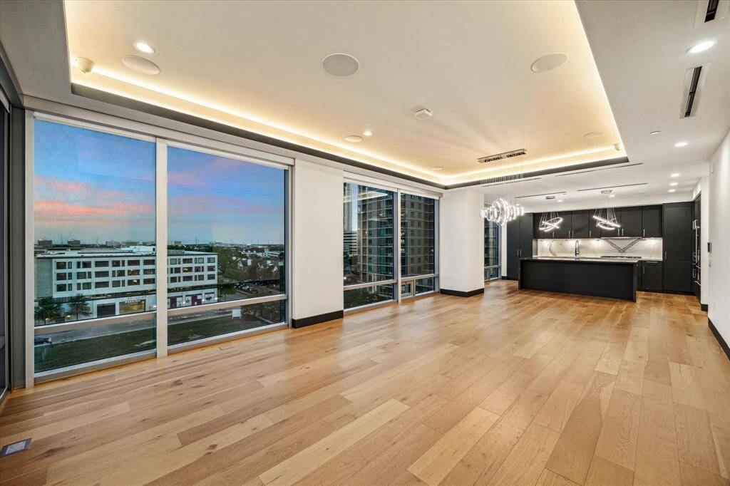 Unmatched views, both inside and out—breathtaking scenery seamlessly blended with stunning interior design!