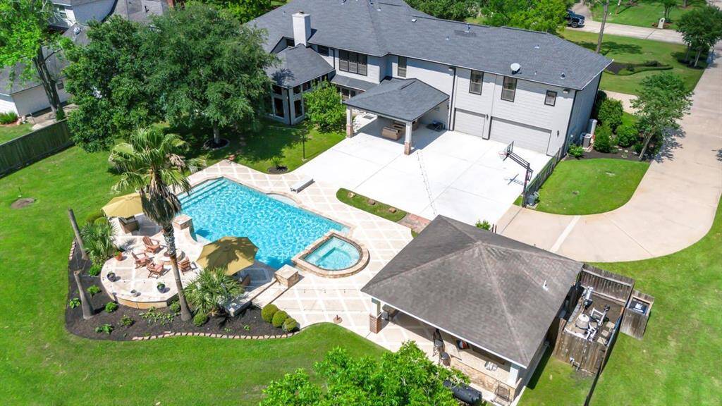 Oversized shallow pool, perfect entertaining.