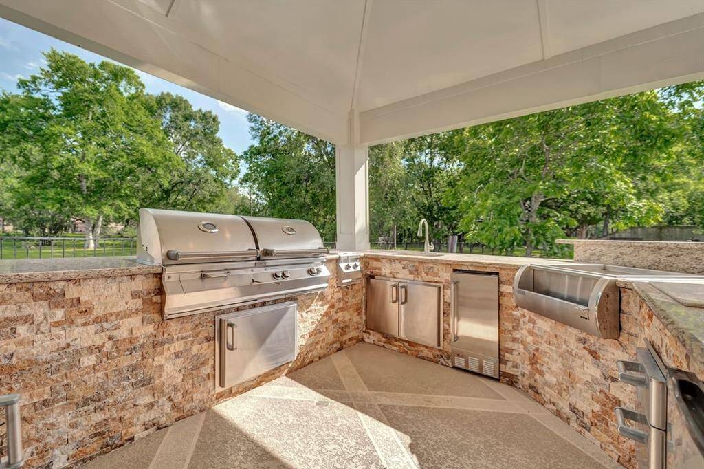 Outdoor Kitchen offers high quality Fire Magic equipment.