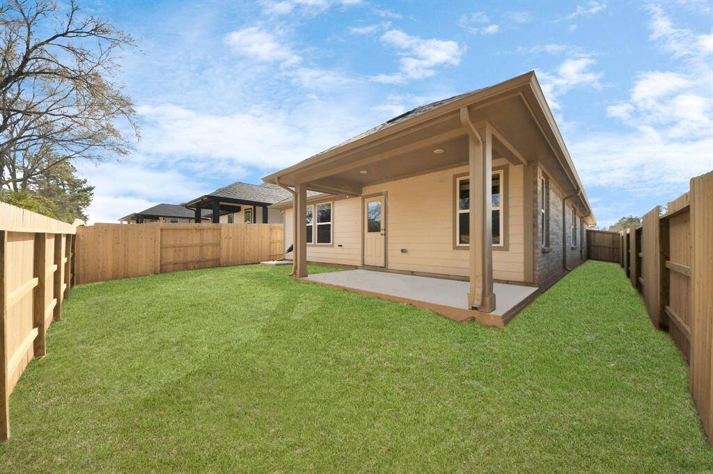 Come and see this spacious backyard with its beautiful covered patio. There is plenty of room for the kids to play and adults to relax. Perfect for your outdoor living space, patio furniture, bbq pit, and so much more. The possibilities are endless!