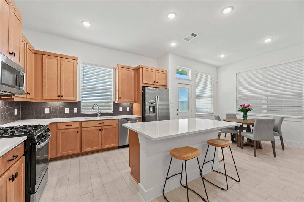 Fabulous island kitchen and breakfast area.