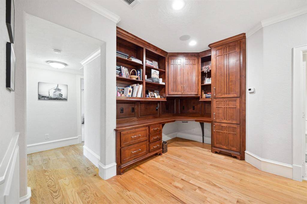 Upon entering the second-floor landing, you’ll find a spacious area with a generous built-in desk—perfect for a home office or a study space for the kids.