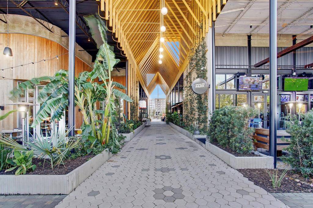 218 W 10th Street is ideally located just a short walk from M-K-T, a trail-oriented mixed-use development in one of Houston's most coveted neighborhoods, The Heights. M-K-T offers a growing selection of Houston's best retail, dining, and entertainment options, making it the perfect one-stop destination for all your needs, no matter your schedule or style.