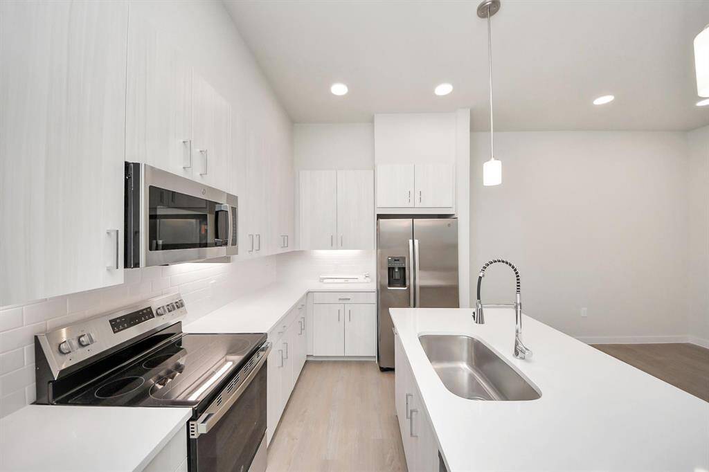 Stylish Island kitchens and open concept floor plans.Boasting modern finishes, quartz counters, tile backsplash,stainless appliances,refrigerator,washer & dryer,walk-in pantries,walk-in closets,wood-like floors throughout,9ft ceilings.