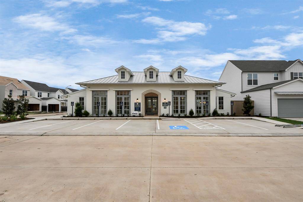 Enjoy Modern Living, New Construction home with a distinctive neighborhood feel and maintenance free lifestyle in Gated Community nestled in the inviting city of Richmond, TX! Luxury spacious 2-car garage+2-vehicle driveway & private backyard! Easy access to Westpark Tollway,Grand Parkway 99,I-10,conveniently near LaCenterra,restaurants,bars & shopping!Close to major employers throughout Houston’s Energy Corridor and neighboring cities of Katy,Fulshear,Sugar Land&Houston.Highly Rated Lamar Consolidated ISD.
