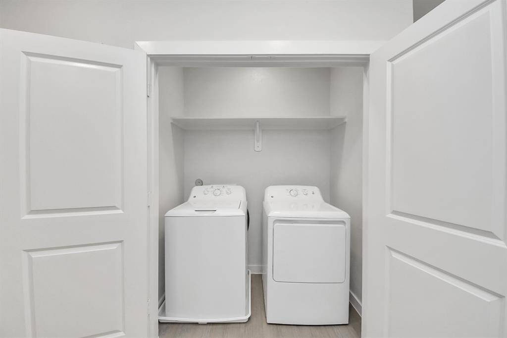 Full Size Washer/Dryer Included!