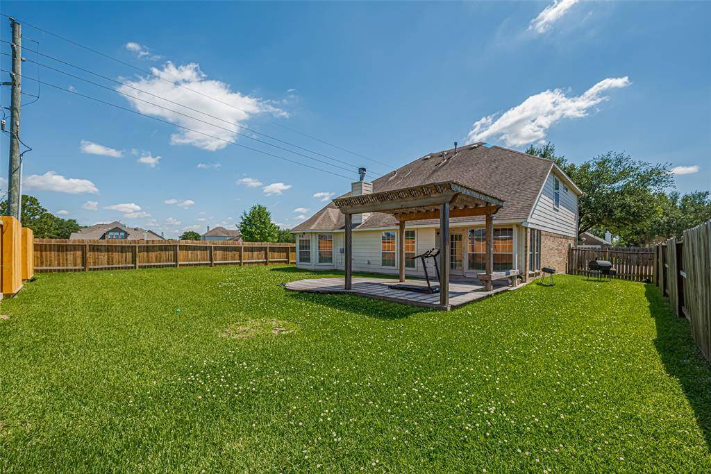 New fencing and a huge backyard!