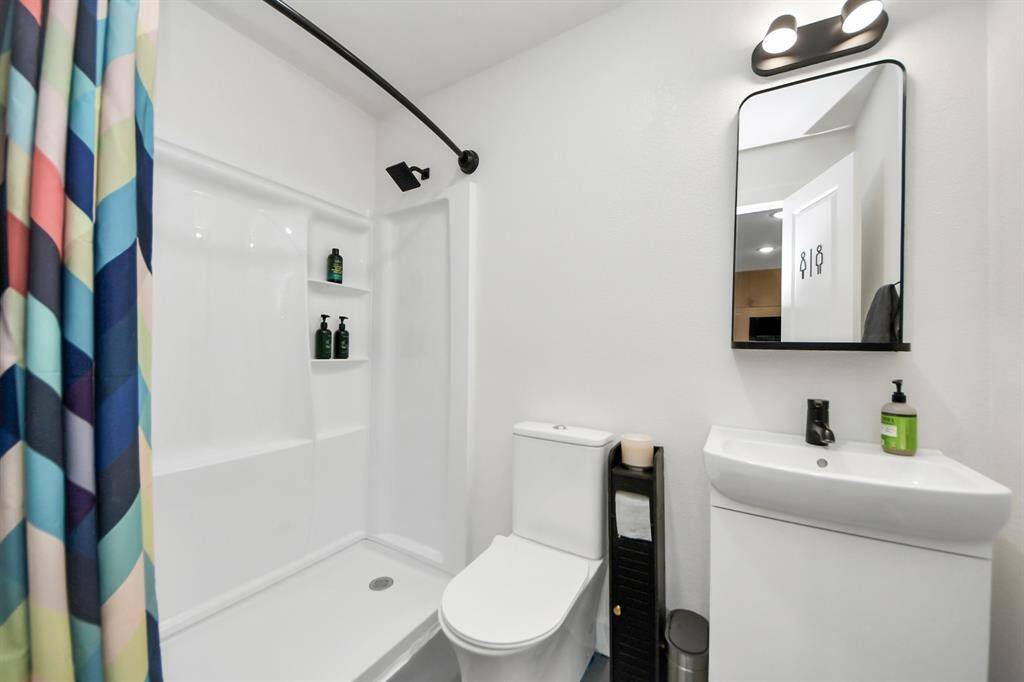 There's also a nice updated bath in there too.