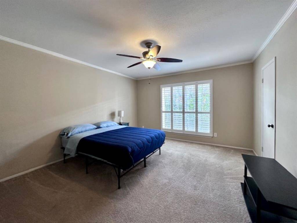 Secondary bedroom.