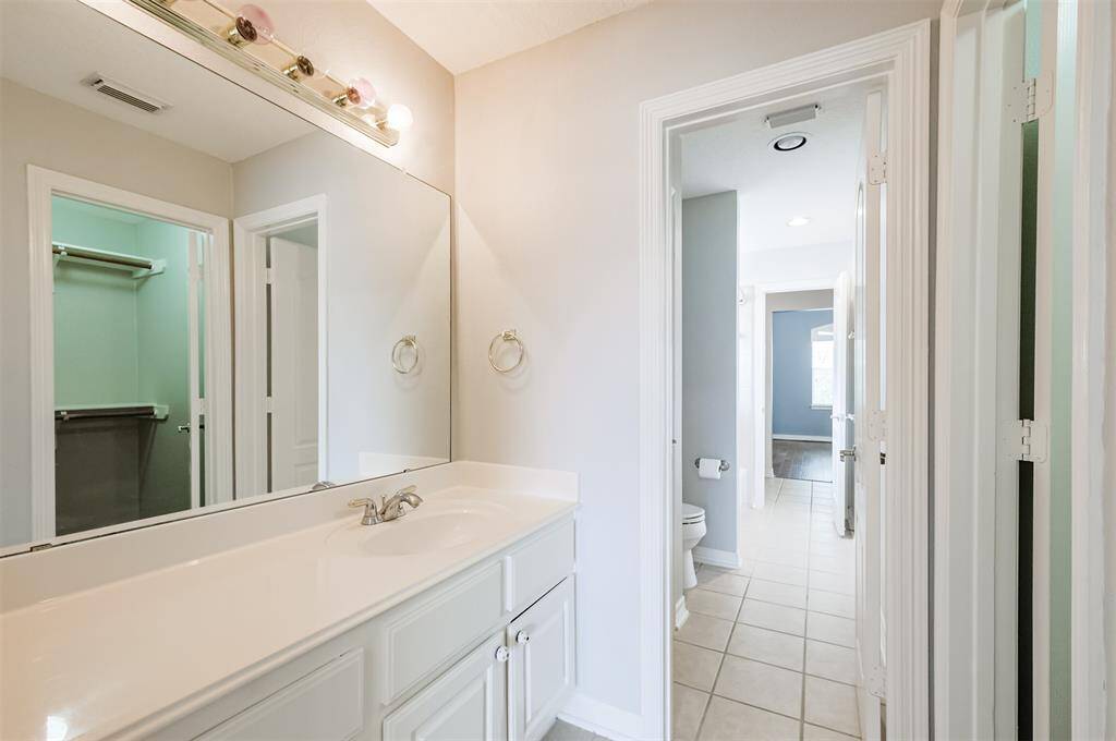 Jack and Jill between 4th and 5th bedroom