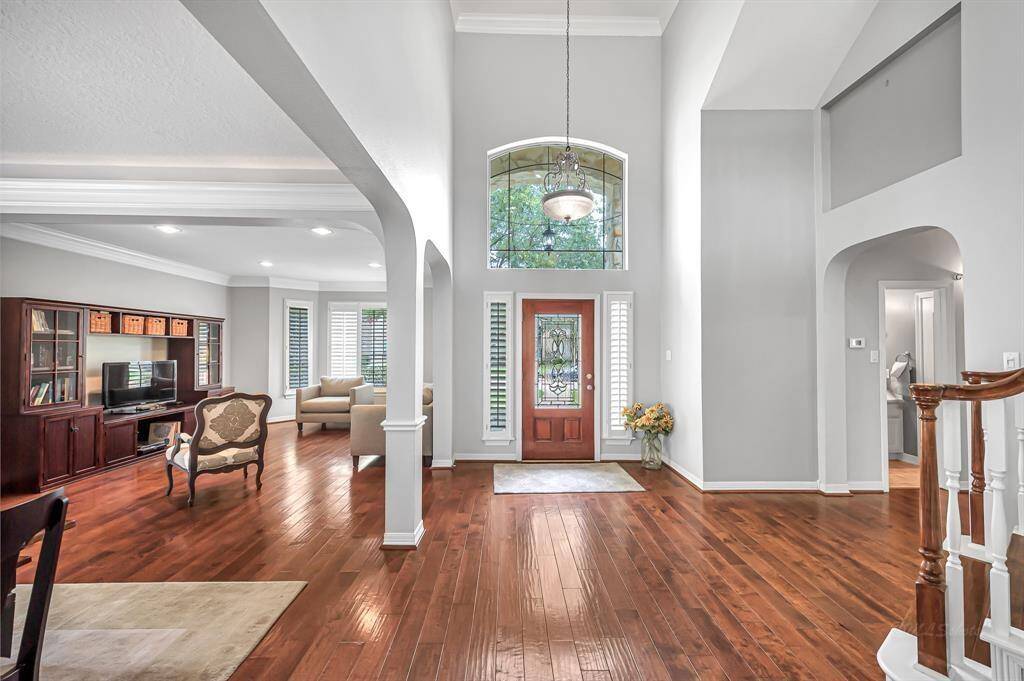 Beautiful entrance with high ceiling