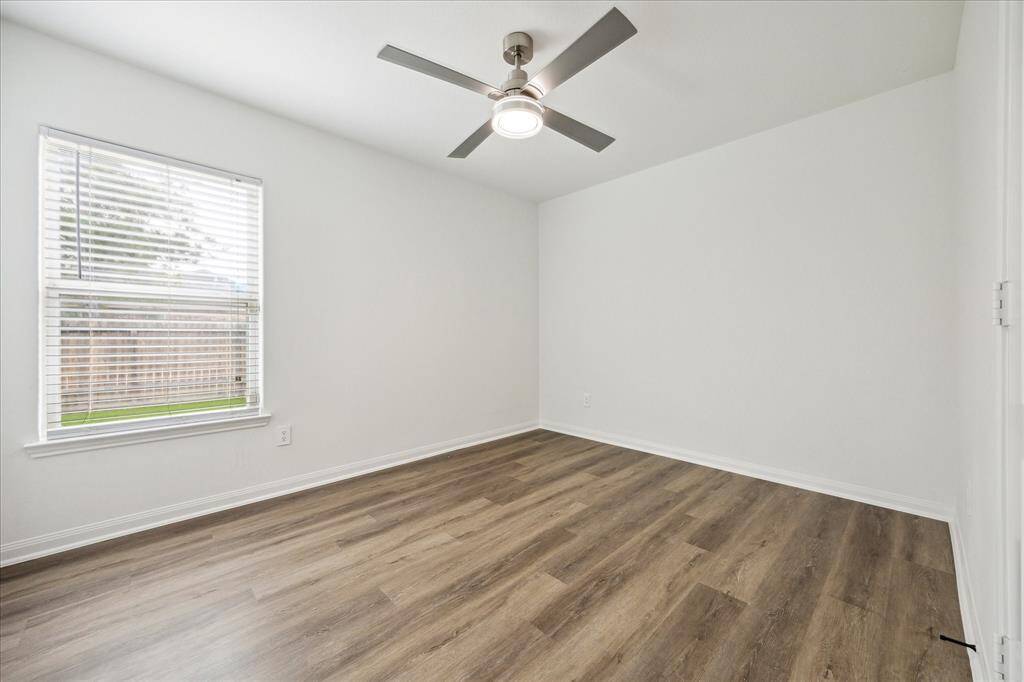 Side guest bedroom.