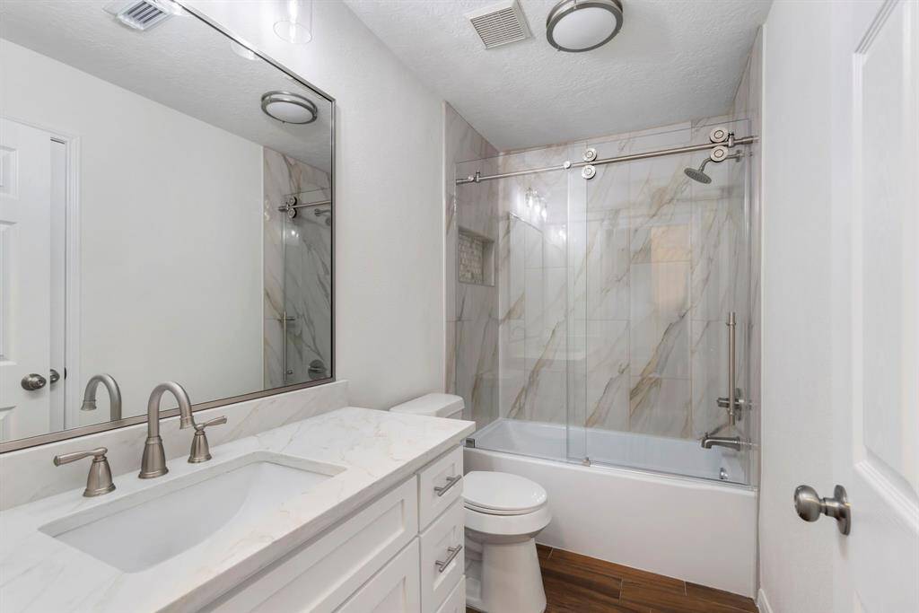 Secondary full bathroom.