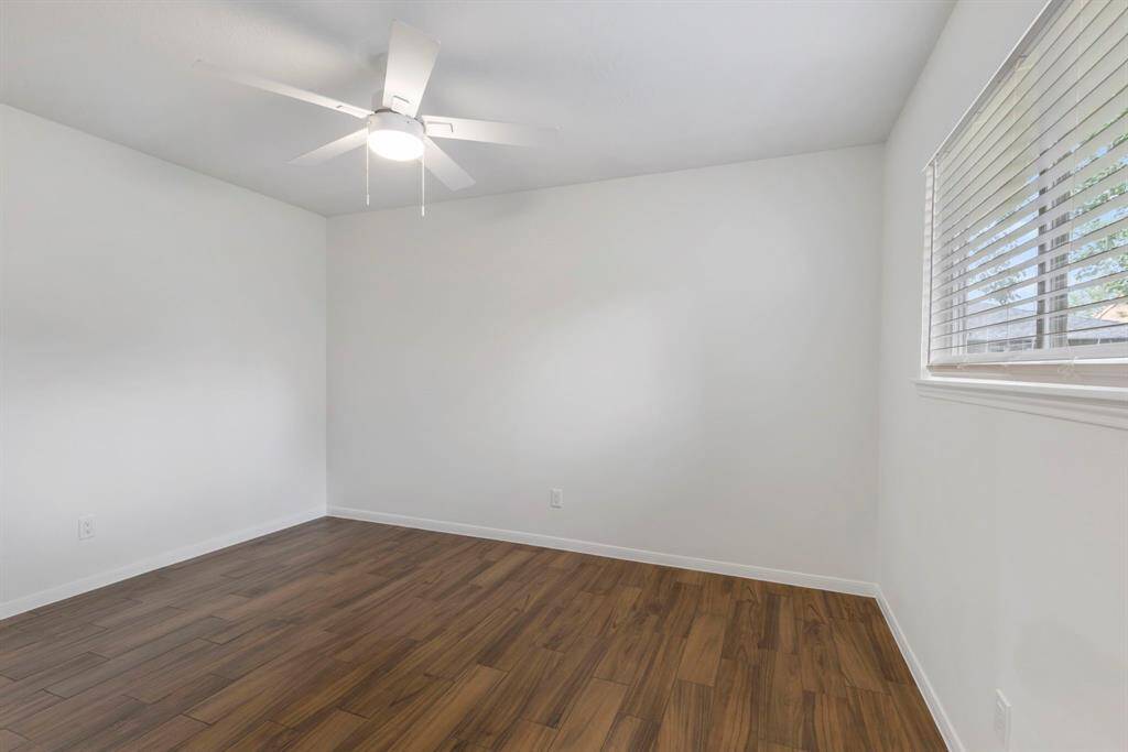 Secondary bedroom.