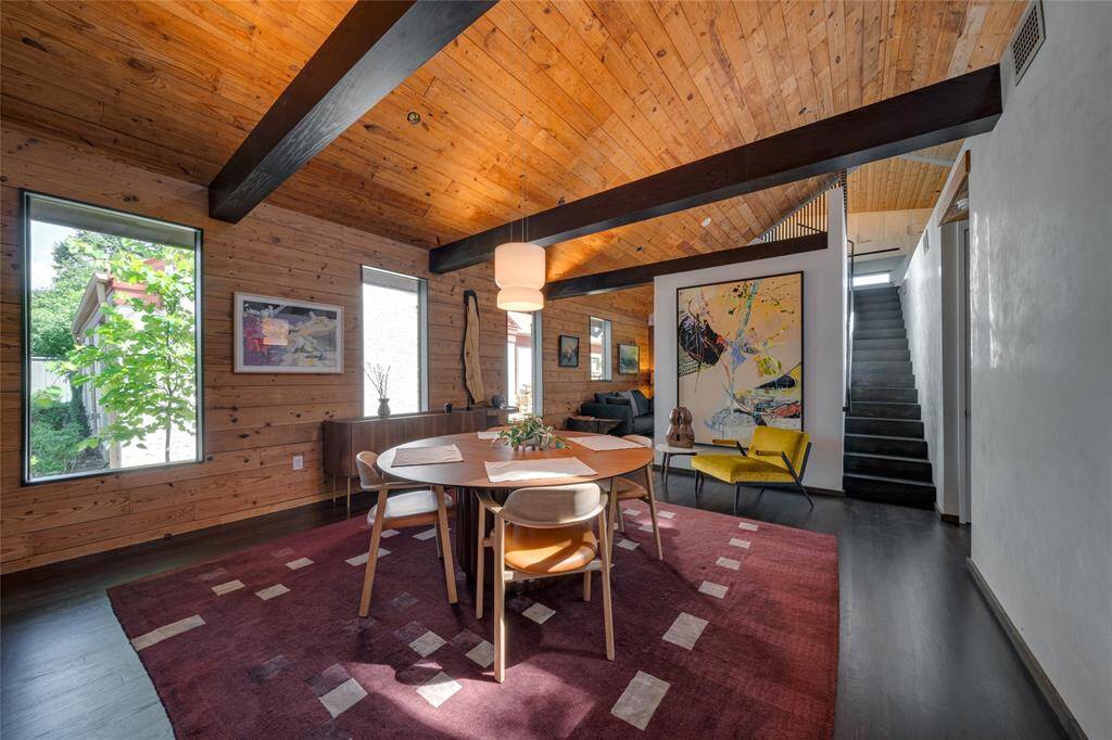 The dining is spacious with a sitting area. The beams have uplighting to create a warm atmosphere.