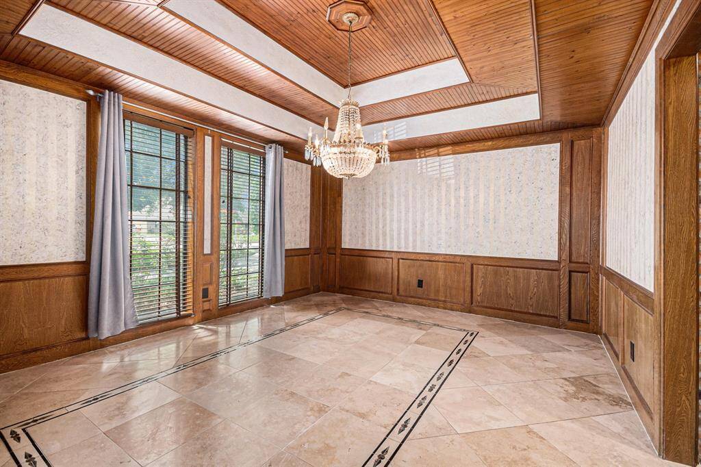 formal dining, look at that gorgeous ceiling!