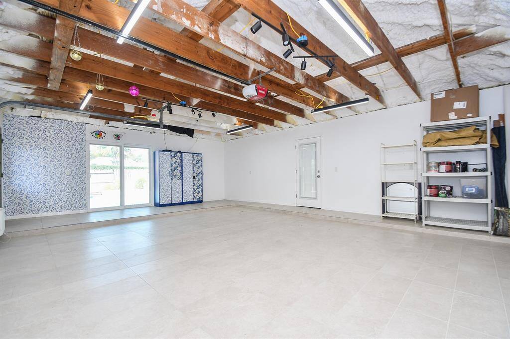 Functional garage that can be used as optional work/party space
