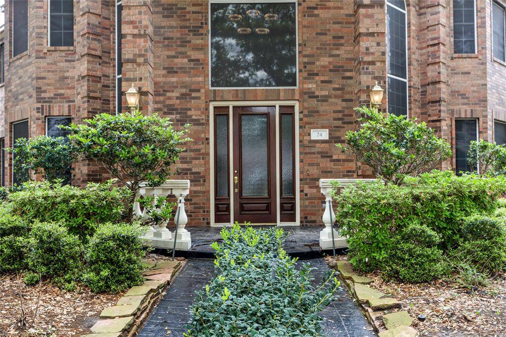 Stunning entryway to this elegant executive home!