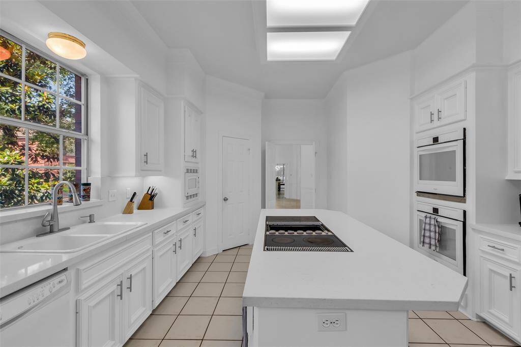 Large walk-in pantry to keep your staple organized.