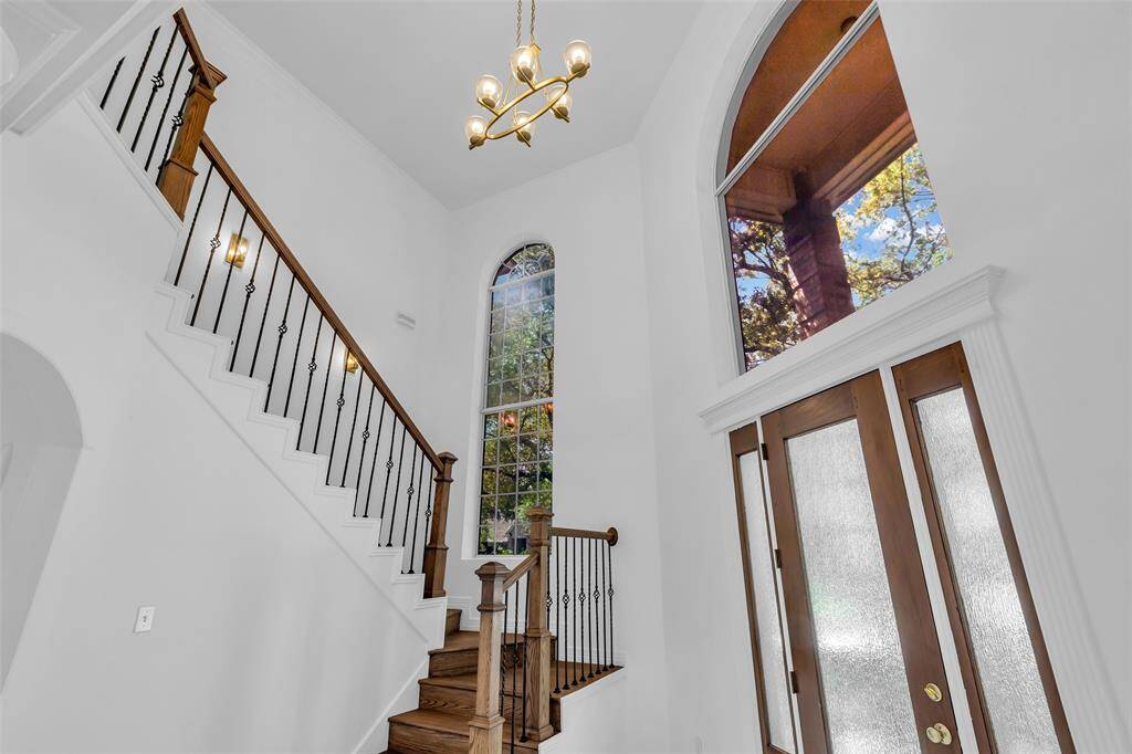 Elegant 2 story entry with lots of space.