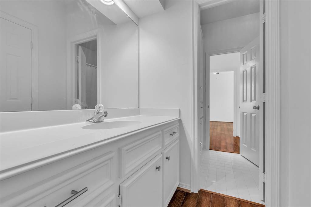 Jack & Jill bath upstairs