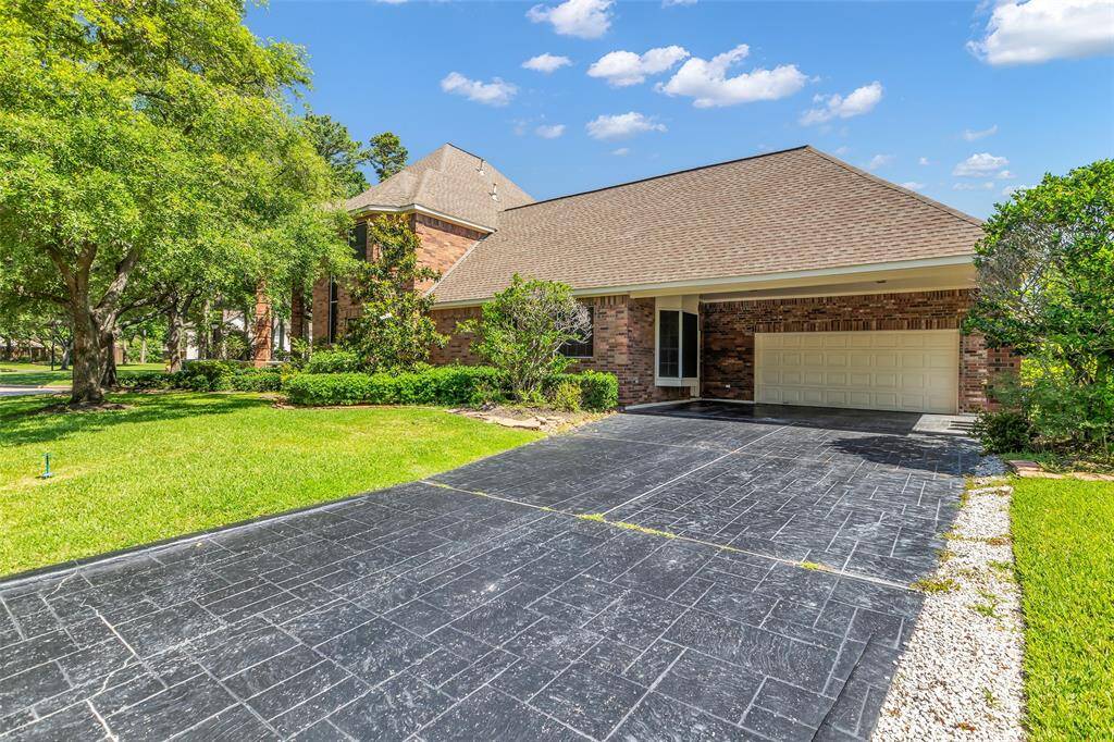 Large tiled driveway, 2 car garage with automatic opener and even a porte-cochere.  Plenty of parking for guests!