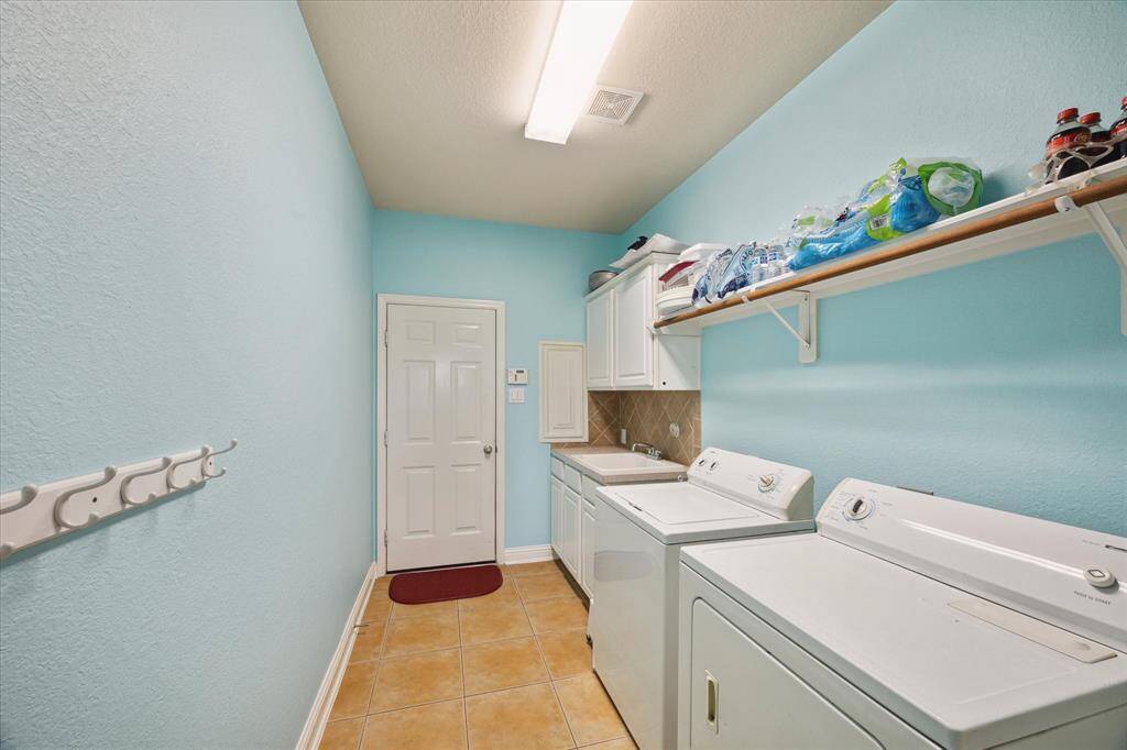Huge laundry room with sink