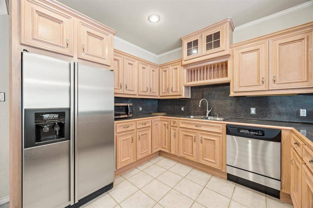 Fridge stays, crown molding, & recessed lighting