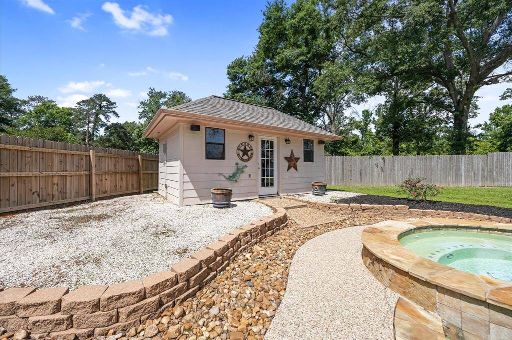 Pool house equipped with bathroom & a/c.