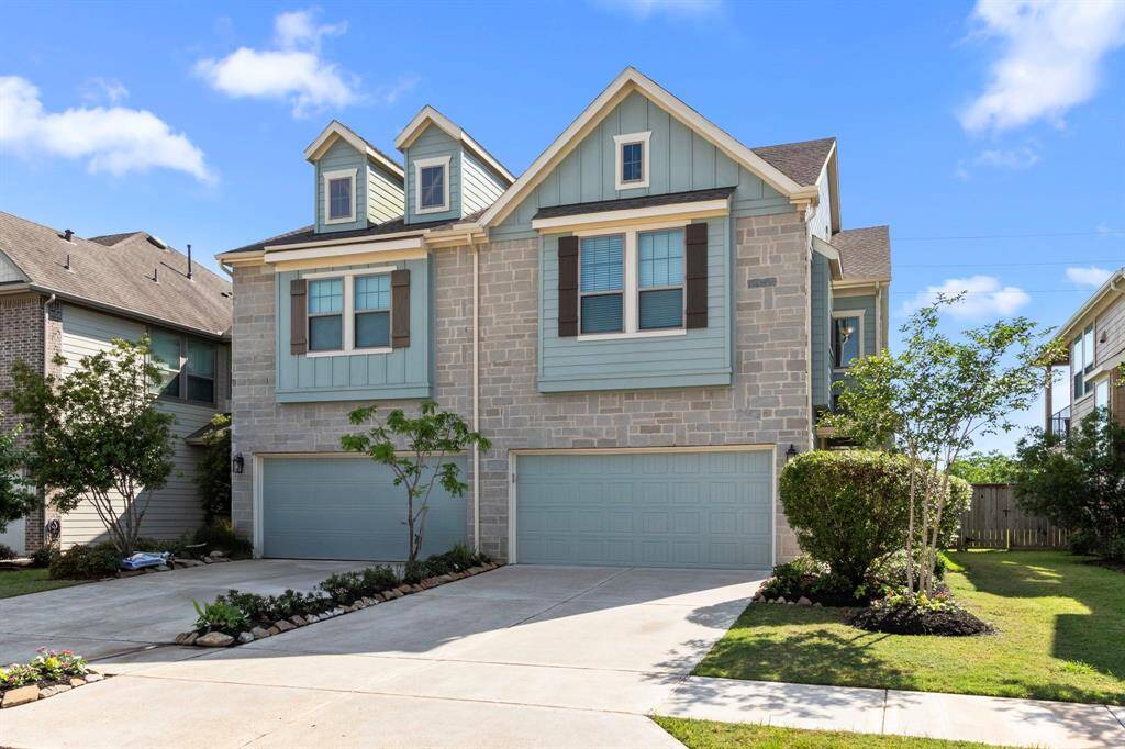 Discover your dream home! This charming residence features a welcoming facade, spacious interiors, and a well-maintained garden. Ideal for comfortable living, it invites you to create lasting memories.