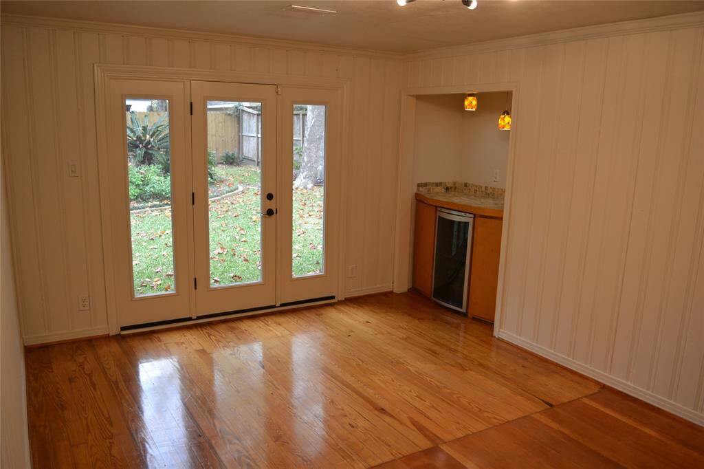 Livingroom leading to the backyard
