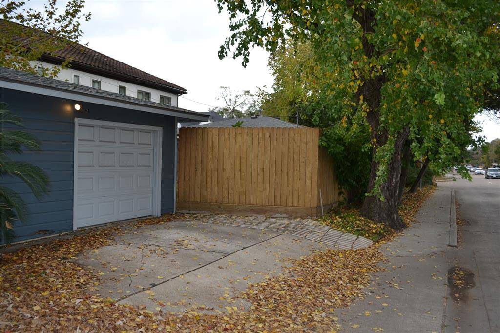 Detached garage