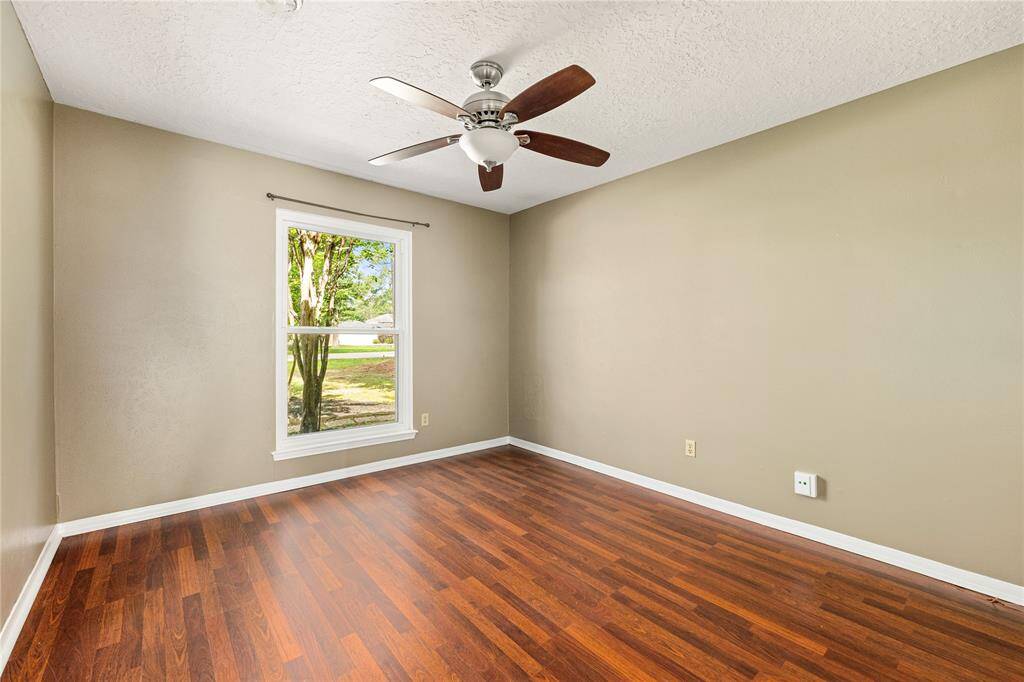Secondary bedroom.