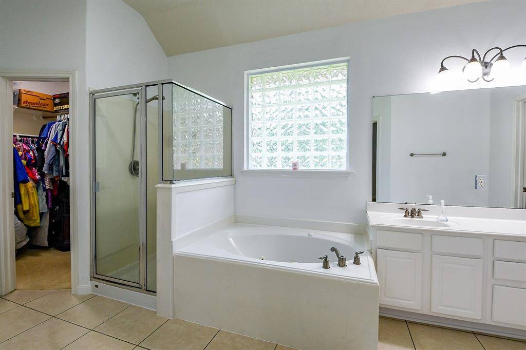 Walk in Shower, tub, and dual vanity. Dual Walk in Closets