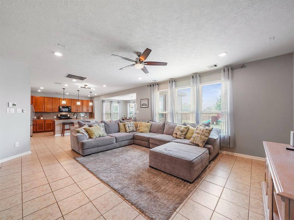 Very Spacious Living room!
