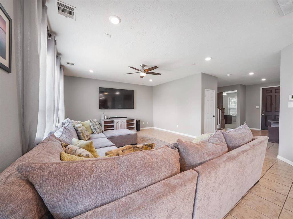 Very Large Living room! Perfect for Movie Night!