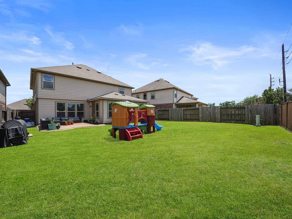 Very Spacious backyard! Perfect for playing and having fun!