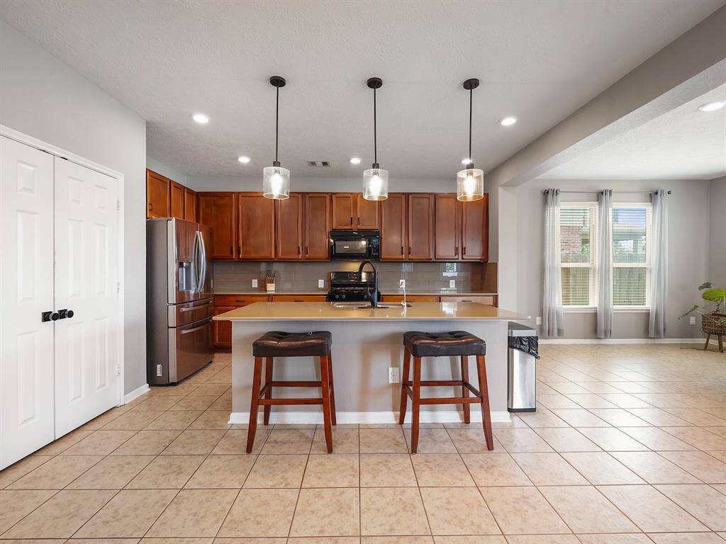 Plenty of space for the chef in the family. This kitchen is very spacious and perfect for entertaining.