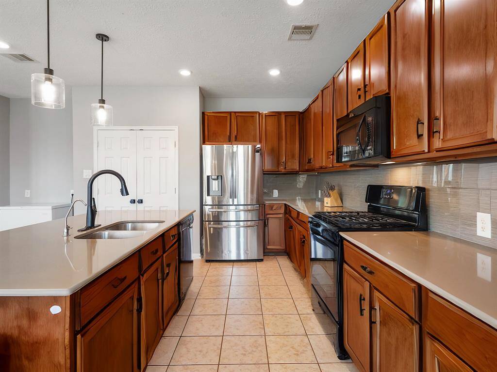 Gorgeous spacious kitchen with a gas range.